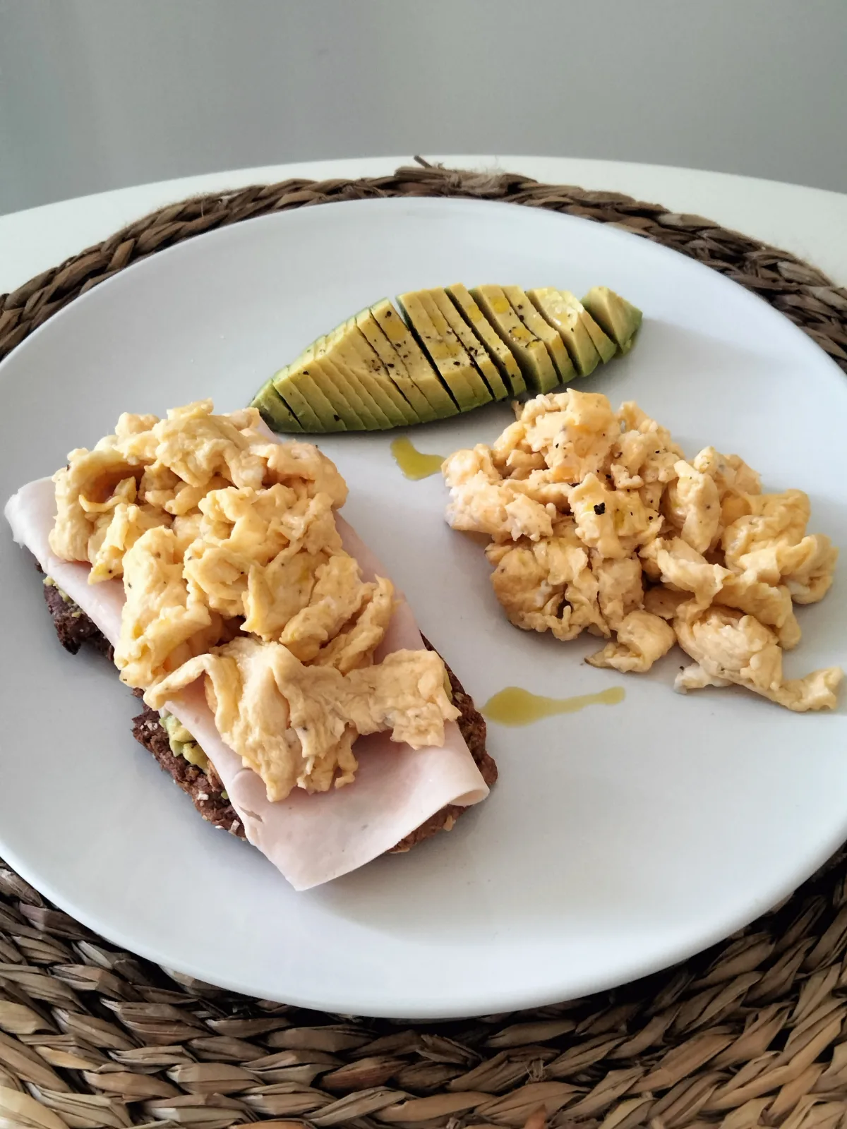 Tosta de Aguacate, pavo y huevos